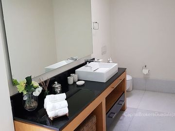 Casa Nueva de Lujo Colinas de San Javier en Venta