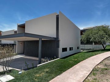 Residencia en Altozano Qro. con Jardín y Bar/Terraza en PREVENTA - NIEBLA