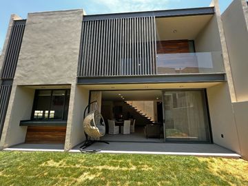 Residencia en Altozano Qro. con Jardín y Bar/Terraza en PREVENTA - NIEBLA