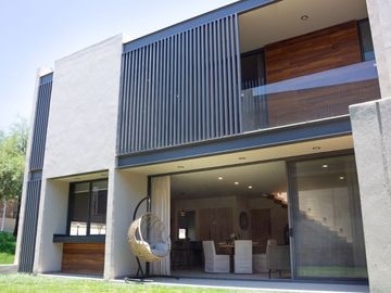 Residencia en Altozano Qro. con Jardín y Bar/Terraza en PREVENTA - NIEBLA