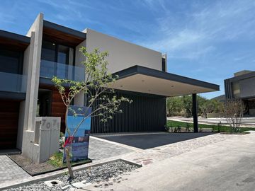 Residencia en Altozano Qro. con Jardín y Bar/Terraza en PREVENTA - NIEBLA