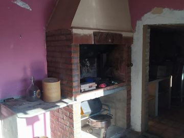 Vendo amplia casa En Merlo, precio total: U$S 120.000
