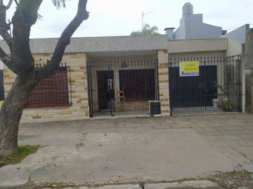Vendo amplia casa En Merlo, precio total: U$S 120.000