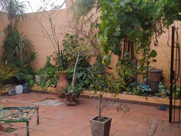 Vendo amplia casa En Merlo, precio total: U$S 120.000