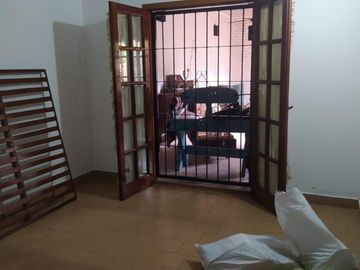 Vendo amplia casa En Merlo, precio total: U$S 120.000