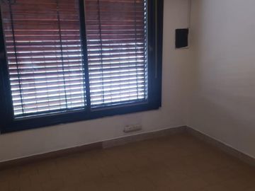 Vendo amplia casa En Merlo, precio total: U$S 120.000