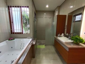 DIJUAL CEPAT FURNISHED RUMAH MEWAH MODERN MINIMALIS DI PERUMAHAN ELITE KOTA WISATA CIBUBUR