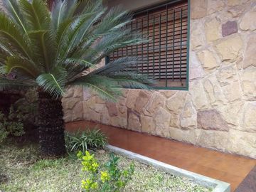 CASA 4 AMBIENTES AMPLIOS