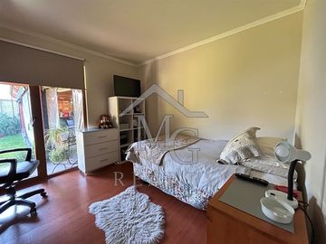Casa en venta a pasos de colegio San José, Chicureo Colina