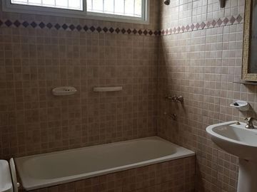 EXCELENTE CASA BIEN DISTRIBUIDA