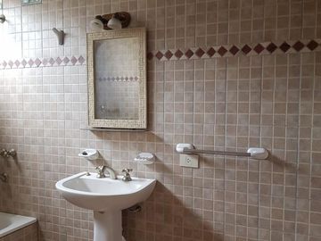 EXCELENTE CASA BIEN DISTRIBUIDA