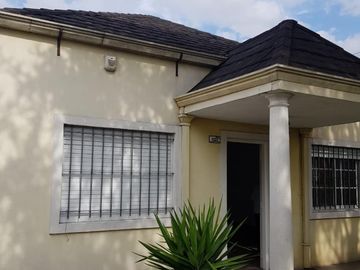 EXCELENTE CASA BIEN DISTRIBUIDA