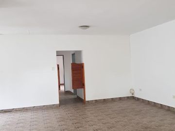 EXCELENTE CASA BIEN DISTRIBUIDA