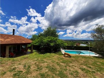 VENTA-CASA 2 DORMITORIOS-VILLA CARLOS PAZ-VISTA ÚNICA.