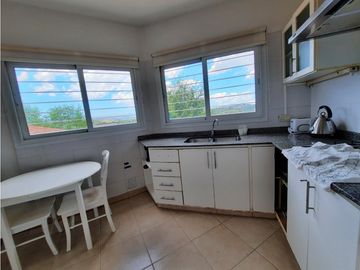 VENTA-CASA 2 DORMITORIOS-VILLA CARLOS PAZ-VISTA ÚNICA.