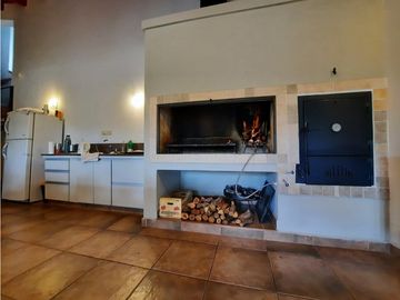 VENTA-CASA 2 DORMITORIOS-VILLA CARLOS PAZ-VISTA ÚNICA.