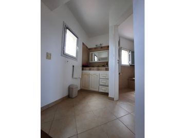 VENTA-CASA 2 DORMITORIOS-VILLA CARLOS PAZ-VISTA ÚNICA.