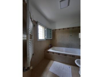 VENTA-CASA 2 DORMITORIOS-VILLA CARLOS PAZ-VISTA ÚNICA.