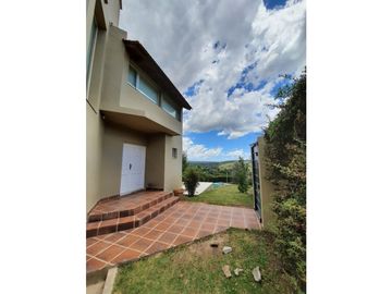 VENTA-CASA 2 DORMITORIOS-VILLA CARLOS PAZ-VISTA ÚNICA.