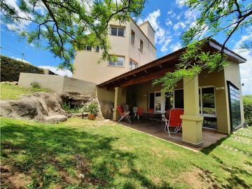 VENTA-CASA 2 DORMITORIOS-VILLA CARLOS PAZ-VISTA ÚNICA.