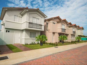 Venta de elegante Casa modelo Marina a estrenar en Urb. Casalaguna/ a 5 min. de Riocentro Dorado.