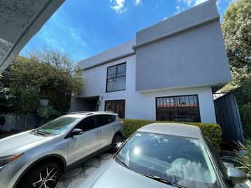 San Jerónimo Aculco, Casa en venta con amplia terraza y roof garden.