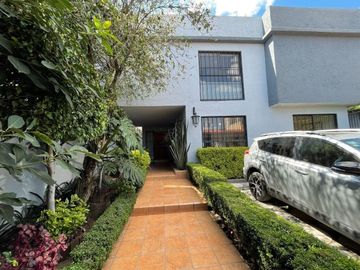 San Jerónimo Aculco, Casa en venta con amplia terraza y roof garden.