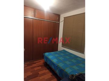 ¡Oportunidad única! Hermosa casa amoblada, de tres pisos ubicada en una zona estratégica del Distrito de Comas, cerca de Av. El Retablo y Av. Universi