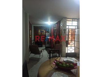 ¡Oportunidad única! Hermosa casa amoblada, de tres pisos ubicada en una zona estratégica del Distrito de Comas, cerca de Av. El Retablo y Av. Universi