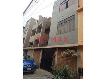¡Oportunidad única! Hermosa casa amoblada, de tres pisos ubicada en una zona estratégica del Distrito de Comas, cerca de Av. El Retablo y Av. Universi