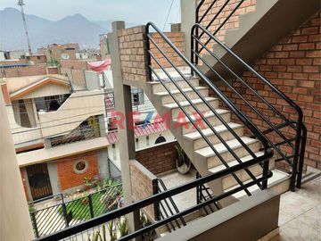 ¡Oportunidad única! Hermosa casa amoblada, de tres pisos ubicada en una zona estratégica del Distrito de Comas, cerca de Av. El Retablo y Av. Universi