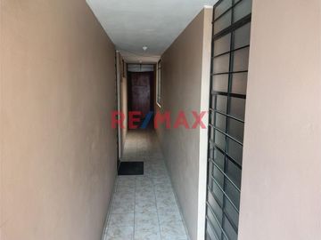 ¡Oportunidad única! Hermosa casa amoblada, de tres pisos ubicada en una zona estratégica del Distrito de Comas, cerca de Av. El Retablo y Av. Universi