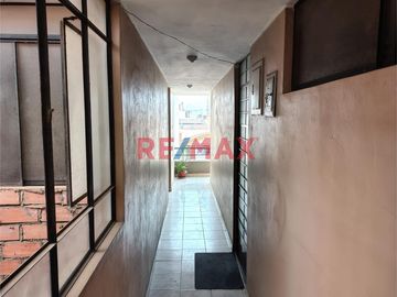 ¡Oportunidad única! Hermosa casa amoblada, de tres pisos ubicada en una zona estratégica del Distrito de Comas, cerca de Av. El Retablo y Av. Universi