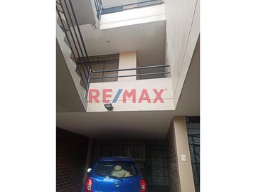 ¡Oportunidad única! Hermosa casa amoblada, de tres pisos ubicada en una zona estratégica del Distrito de Comas, cerca de Av. El Retablo y Av. Universi