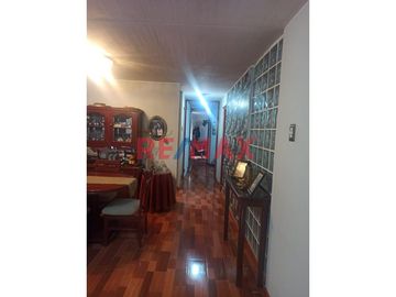 ¡Oportunidad única! Hermosa casa amoblada, de tres pisos ubicada en una zona estratégica del Distrito de Comas, cerca de Av. El Retablo y Av. Universi