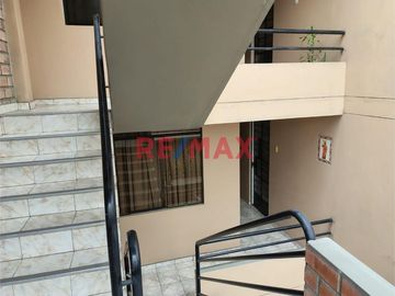¡Oportunidad única! Hermosa casa amoblada, de tres pisos ubicada en una zona estratégica del Distrito de Comas, cerca de Av. El Retablo y Av. Universi