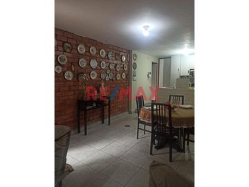 ¡Oportunidad única! Hermosa casa amoblada, de tres pisos ubicada en una zona estratégica del Distrito de Comas, cerca de Av. El Retablo y Av. Universi