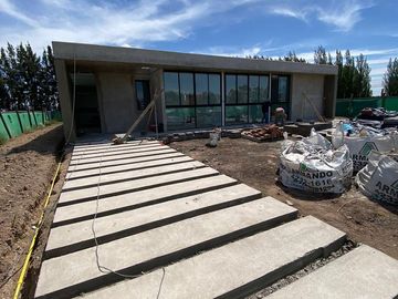 Casa 4 amb a Estrenar!! Lote 1000 m2 piscina Financiación tomo prop