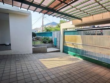 Disewa rumah kokoh, sudah tinggi dari jalan, lantai HT 100x100, rapi siap huni, unfurnish di Cipinang Elok
