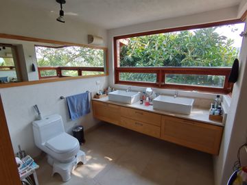 INCREÍBLE CASA ESTILO EUROPEO CON UBICACIÓN Y VISTA PRIVILEGIADA EN TEPOZ