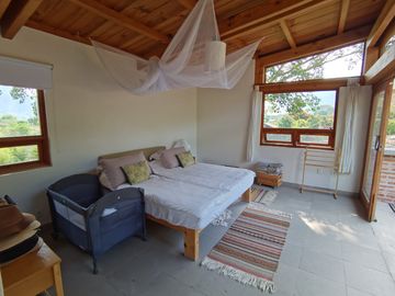 INCREÍBLE CASA ESTILO EUROPEO CON UBICACIÓN Y VISTA PRIVILEGIADA EN TEPOZ