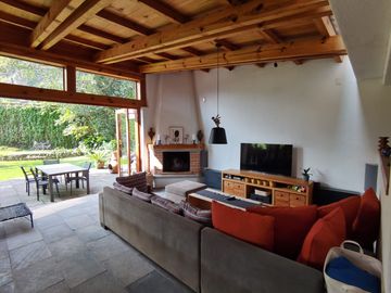 INCREÍBLE CASA ESTILO EUROPEO CON UBICACIÓN Y VISTA PRIVILEGIADA EN TEPOZ