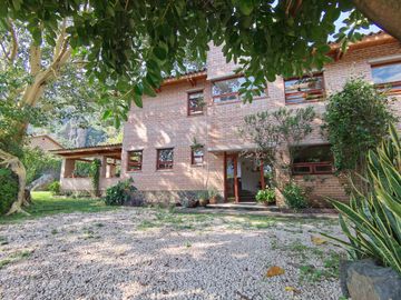 INCREÍBLE CASA ESTILO EUROPEO CON UBICACIÓN Y VISTA PRIVILEGIADA EN TEPOZ