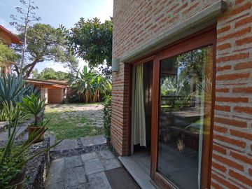 INCREÍBLE CASA ESTILO EUROPEO CON UBICACIÓN Y VISTA PRIVILEGIADA EN TEPOZ