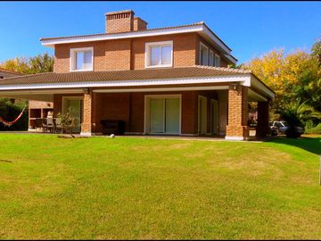 VILLA ALLENDE-COUNTRY LA PALOMA- MAGNÍFICA- 4 Dorm-1 suite-3 Galerías-Pileta-