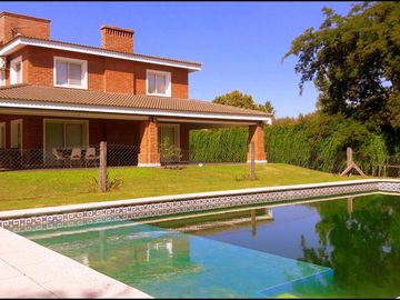 VILLA ALLENDE-COUNTRY LA PALOMA- MAGNÍFICA- 4 Dorm-1 suite-3 Galerías-Pileta-