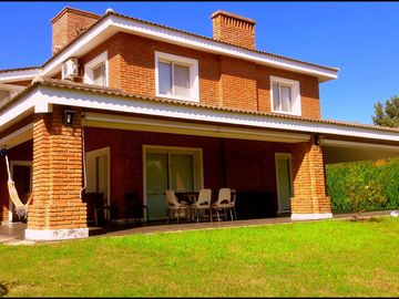 VILLA ALLENDE-COUNTRY LA PALOMA- MAGNÍFICA- 4 Dorm-1 suite-3 Galerías-Pileta-