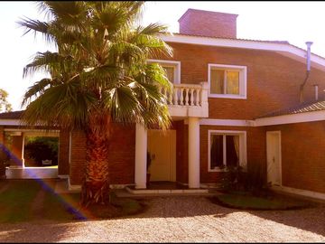VILLA ALLENDE-COUNTRY LA PALOMA- MAGNÍFICA- 4 Dorm-1 suite-3 Galerías-Pileta-