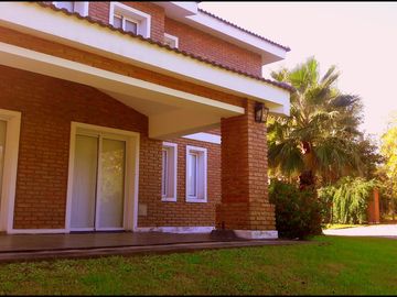 VILLA ALLENDE-COUNTRY LA PALOMA- MAGNÍFICA- 4 Dorm-1 suite-3 Galerías-Pileta-