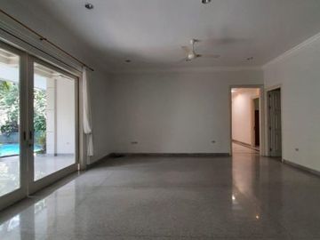 DIJUAL RUMAH LUAS dgn SWIMMING POOL di Jl KEMANG DALAM, JAKSEL